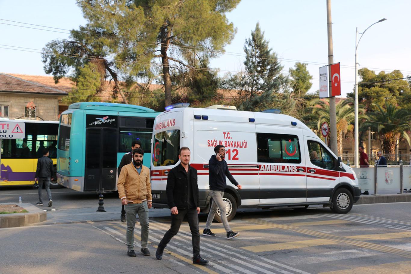 Karşıya geçmek isteyen genç kıza özel halk otobüsü çarptı Karşıya geçmek isteyen genç kıza özel halk otobüsü çarptı